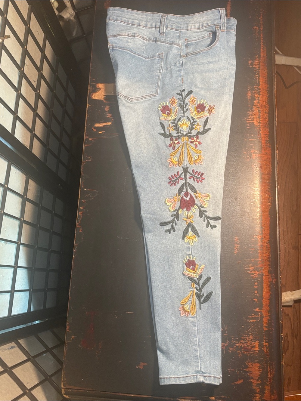 Sandpiper Light Wash Boho Floral Embroidered Skinny Ankle Jeans size 12